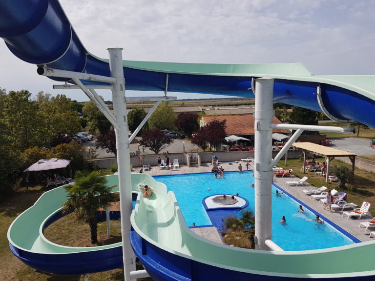 La piscine et son toboggan aquatique CAMPING LE BATEAU