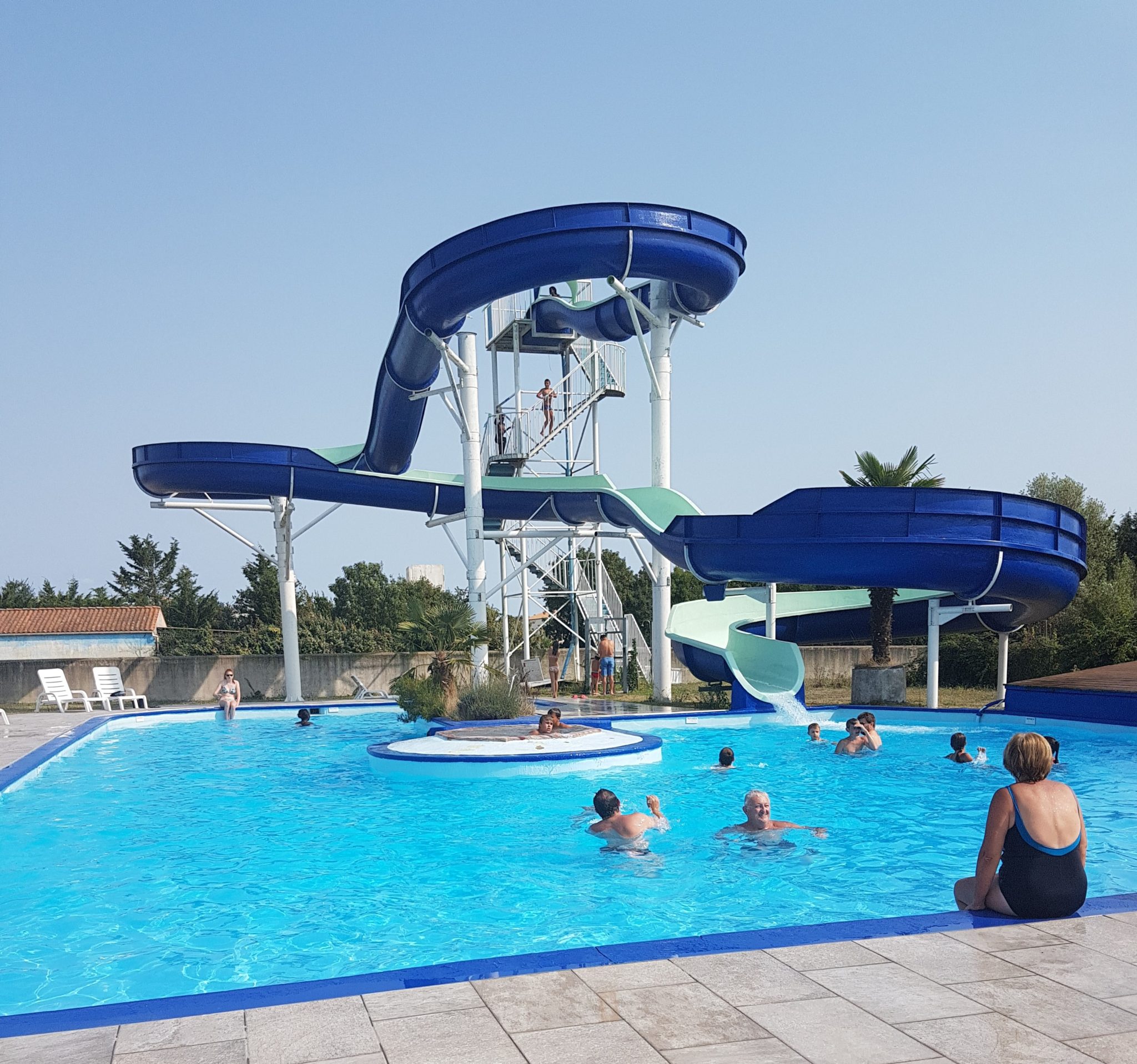 La piscine et son toboggan aquatique baignade et bronzage