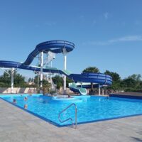 La piscine et son toboggan